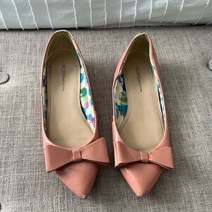 BCBG • Light pink patent flats with bow
